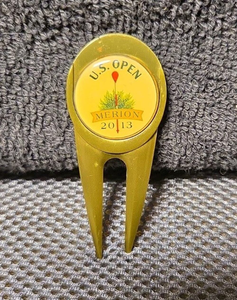 U.S. OPEN 2013 Merion USGA Member Souvenir Ball Marker w/ GOLF DIVOT REPAIR TOOL